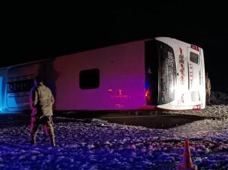 Bingöl'de yolcu otobüsü devrildi: 18 yaralı