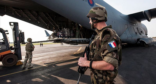 Bir Afrika ülkesi daha Fransa'nın askeri üssünü kapatmayı planlıyor