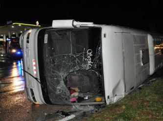 Akkuyu çalışanlarının servisi devrildi: 23 kişi yaralandı