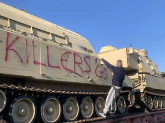 Komünistler NATO trenini ablukaya aldı