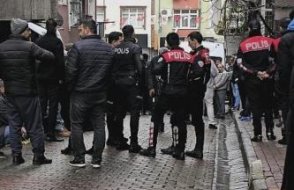 Polise bir saldırı daha: Polis sırtından bıçaklandı, saldırgan vuruldu