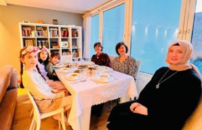 Norveçli Başkan Hizmet Gönüllüsü ailenin evinde ilk kez bir iftara katıldı