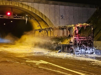 Yolcu otobüsünde feci yangın, otoyol trafiğe kapandı