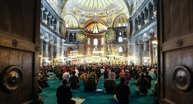Rusya'yla kriz: Ayasofya'da İncil okudukları gerekçesiyle Rus vatandaşları gözaltına alındı