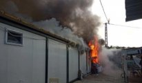 Antakya'da konteyner kentte yangın: Depremzedelerin yaşadığı 4 konteyner kül oldu