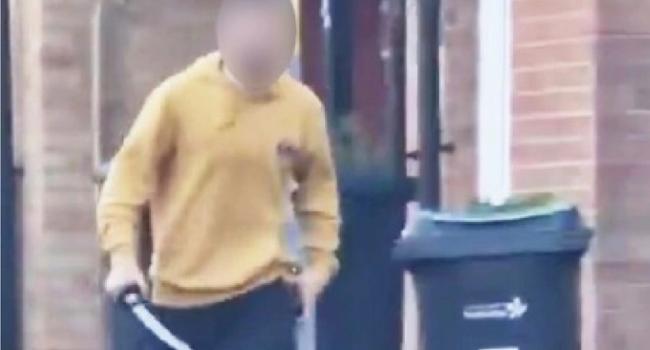 Londra'da kılıçlı saldırı: 13 yaşındaki çocuk hayatını kaybetti, 2 polis yaralandı!
