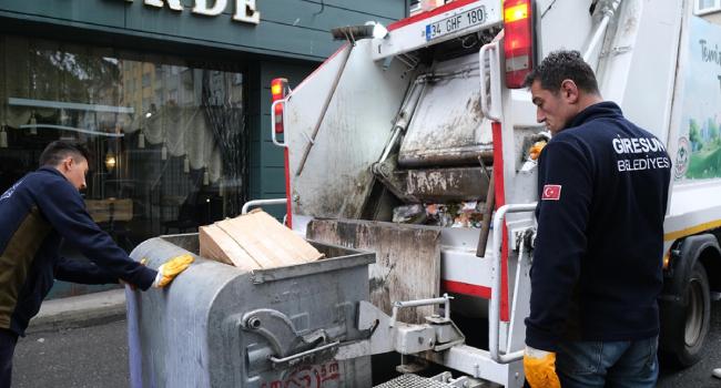 CHP'li başkan 1 Mayıs'ta işçilerle çöp topladı