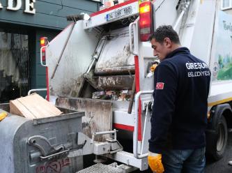 CHP'li başkan 1 Mayıs'ta işçilerle çöp topladı