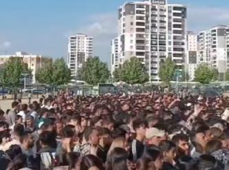 Bilet kuyruğunda izdiham: 16 kişi baygınlık geçirdi