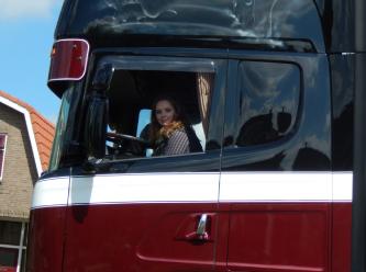 Trafik kazalarına karşı kampanya: 'Kadın gibi sür'