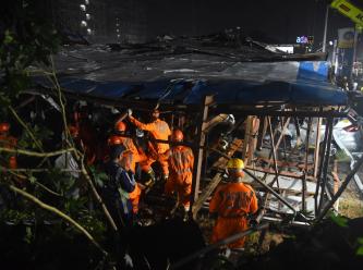 Hindistan'da dev reklam panosu devrildi: 8 ölü, 59 yaralı