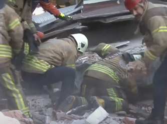 Küçükçekmece'de bina çöktü, enkaz altında kalanlar var!