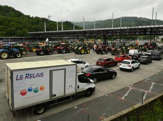 Fransız ve İspanyol çiftçiler sınır kapılarında eylem yaptı