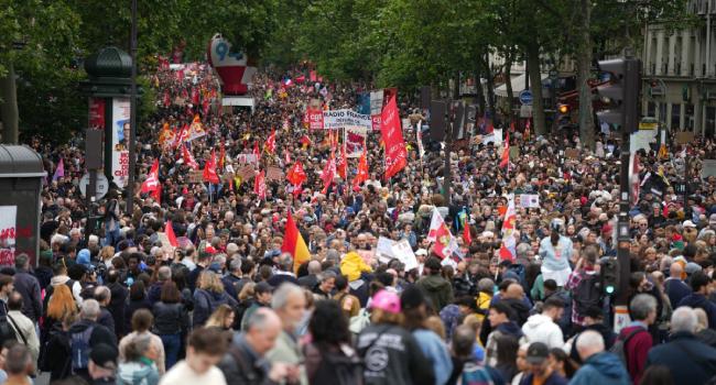 Fransa'da halk aşırı sağa karşı sokaklarda