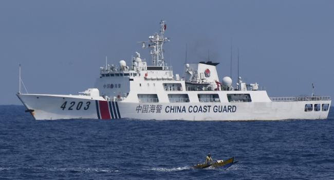 Güney Çin Denizi'nde tehlikeli yakınlaşma... İki gemi çarpıştı
