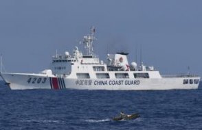 Güney Çin Denizi'nde tehlikeli yakınlaşma... İki gemi çarpıştı