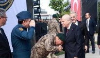 Türkiye bu kareyi konuşuyor: Özel Harekat başkanı Bahçeli'nin elini öptü