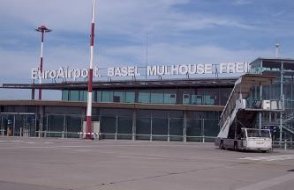 Fransa'da bomba alarmı... Basel-Mulhouse Havalimanı boşaltıldı
