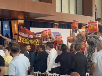 Murat Kurum konuşurken pankartları açtılar: İstemiyoruz