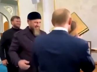 Putin, kendisine hediye edilen Kuran'ı öptü