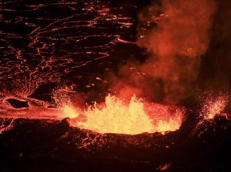 İzlanda'da yanardağ patlaması sebebiyle acil durum ilan edildi
