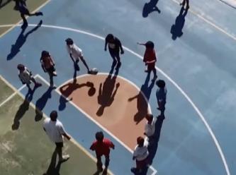 Balkona saklandı, oyun oynayan çocuklara patlayıcı attı