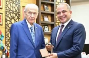 Bahçeli'den Ali Uçak'a klasik araç hediyesi