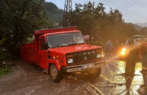 Heyelan hayatı felç etti, çok sayıda yol ulaşıma kapandı