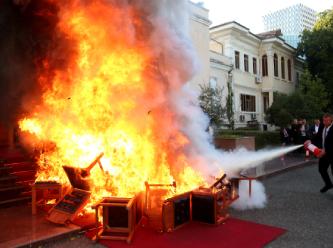 Mecliste büyük gerginlik: Vekiller sandalyeleri yaktı