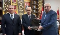 MHP'li Yönter, Bahçeli'yi eleştirenlere silahlı fotoğrafla cevap verdi