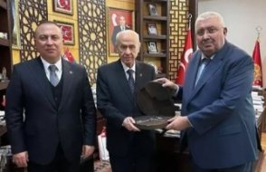 MHP'li Yönter, Bahçeli'yi eleştirenlere silahlı fotoğrafla cevap verdi