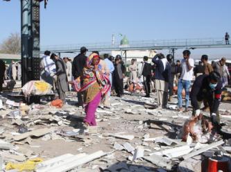 Pakistan'da tren istasyonuna saldırı: Çok sayıda ölü var