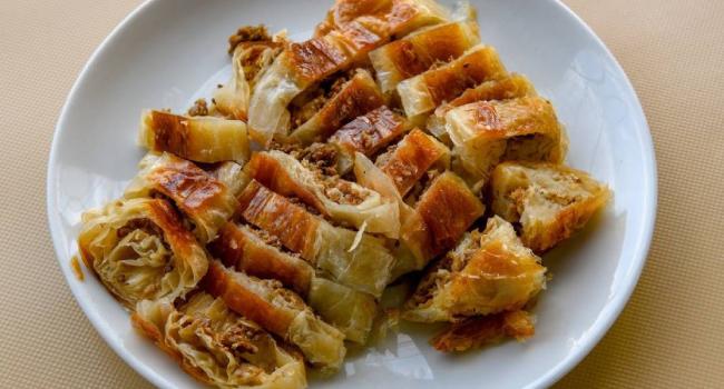 Ünlü börekçide büyük bir skandal daha! Kıymalı börek diye bakın ne yedirmişler