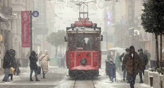 Çatılar uçtu, ağaçlar devrildi, caddeler göle döndü: İşte İstanbul'daki fırtınanın bilançosu...