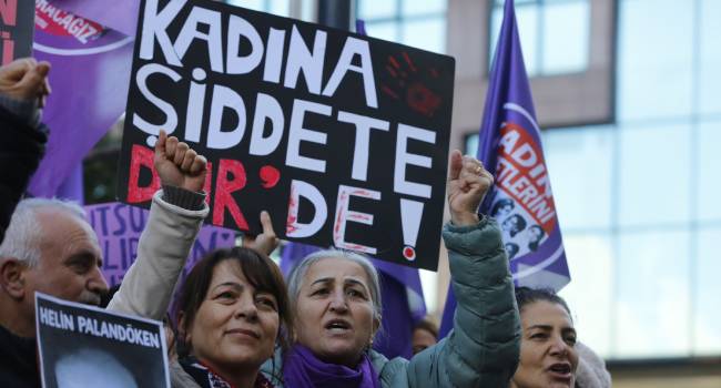 25 Kasım Kadına Yönelik Şiddetle Mücadele Günü'nde yürüyüş yapan kadınlara gözaltı