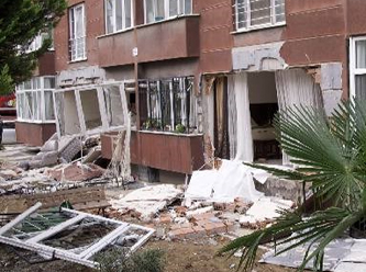 İstanbul'da 14 katlı binada patlama: Ölü ve yaralılar var