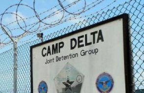 Sınır dışı edilen ABD'li göçmenleri taşıyan ilk askeri uçak Guantanamo'ya indi