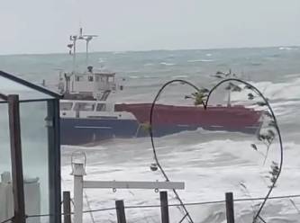 İstanbul'da panik anları: Gemi dev dalgalarla sürüklendi!