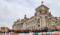 Almanya'da on binlerce iklim aktivisti, protesto gösterisi düzenledi