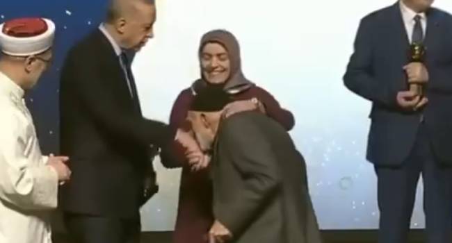 Erdoğan, 92 yaşındaki vatandaşa elini öptürdü