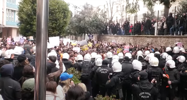 İmamoğlu'na destek eylemi yapan öğrencilere polis müdahalesi