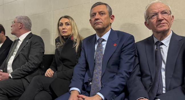 İmamoğlu ile görüştü, Özgür Özel ile Dilek İmamoğlu Saraçhane'ye dönüyor