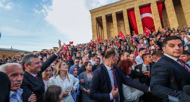 CHP Birinci Meclis önünde: Halk barikatı yıktı Anıtkabir'e yürüdü
