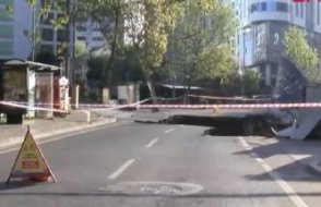 İstanbul'da yol çöktü: Eski Büyükdere Caddesi trafiğe kapatıldı