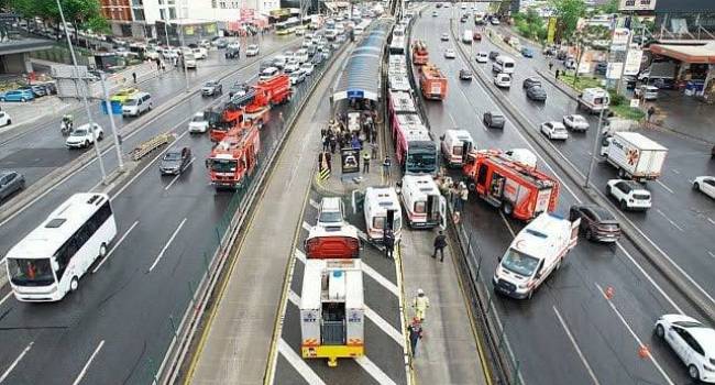 Beylikdüzü'nde metrobüs kazası! 1 kişi hayatını kaybetti, çok sayıda yaralı var