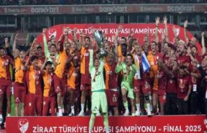 Kupa töreninde şok protesto!