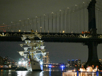 Feci kaza: Donanma gemisi Brooklyn Köprüsü’ne çarptı, ölü ve yaralılar var