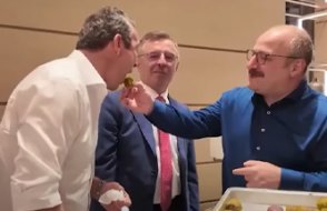 AKP'li Varank'ın Ali Koç'a yedirdiği baklava görüntüleri için ilginç iddia!