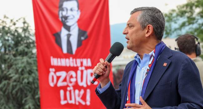 Özgür Özel'den operasyonlara sert tepki: Darbe bu kez savcı cübbesi ile geldi