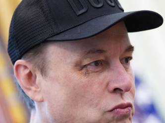 Elon Musk gözündeki morluğun nedenini açıkladı: 'Suratıma yumruk at'